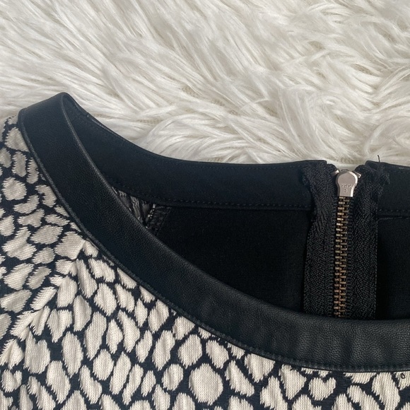 Banana republic short sleeve black-and-white printed top. Size medium. - Picture 3 of 8